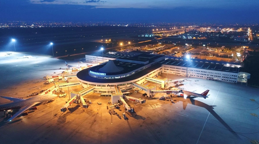 Turizm merkezlerindeki havalimanlarında yazın 32 milyon 440 bin yolcuya hizmet verildi