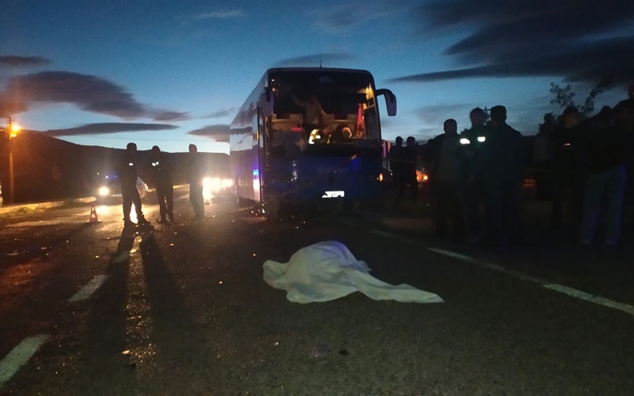 Antalya'da tur otobüsü motosiklete çarptı: 1 ölü