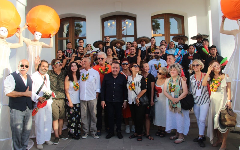 Altın Portakal'da sanatçılara sevgi seli