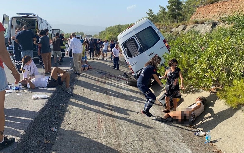 Tur otobüsü kaza yaptı: 1’i ağır 10 yaralı