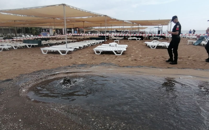 Antalya'da patlayan kanalizasyon ve kötü koku turistlere zor anlar yaşattı