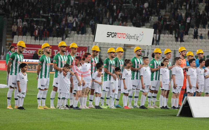 Konyaspor ve Gaziantep FK'lı futbolcular maça baretle çıktı