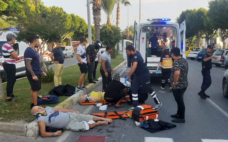 Yaya geçidinden geçen turistlere hızlı giden motosiklet çarptı: 2 turist yaralandı