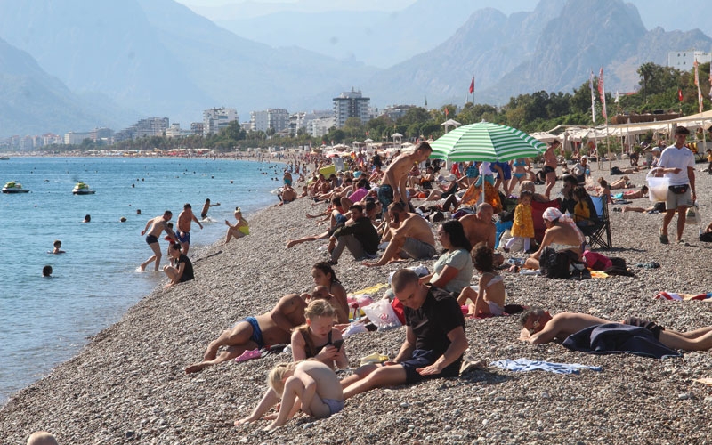 Antalya'da yerli ve yabancı turistler sahile akın etti