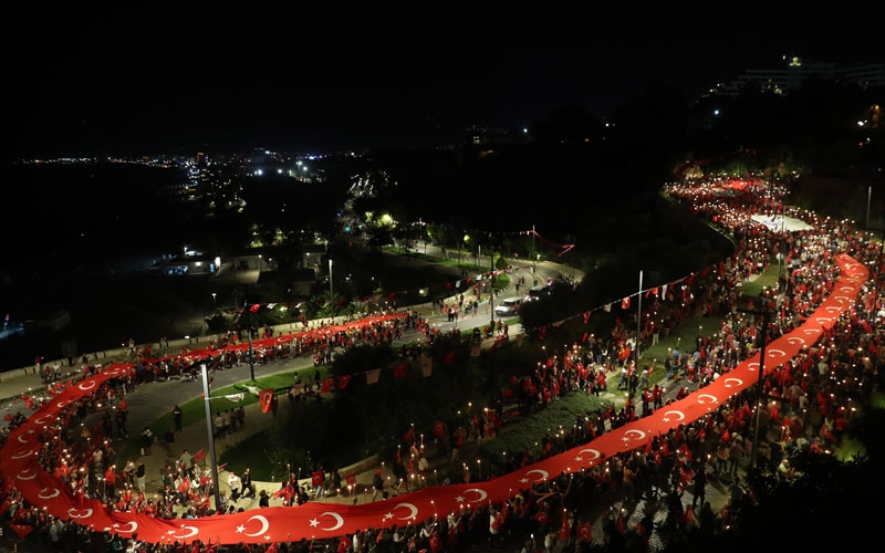400 metrelik bayrakla ve meşaleler eşliğinde binlerce Antalyalı fener alayında yürüdü