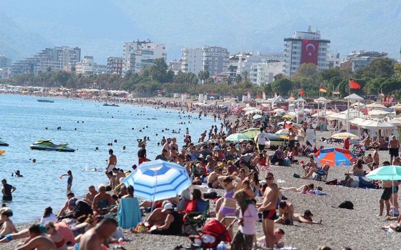 Hava sıcaklığının 30 dereceyi bulduğu turizm kenti Antalya'da sahillerde yoğunluk oluştu