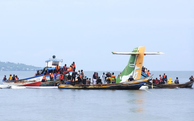 Göle düşen yolcu uçağında 17 kişi öldü