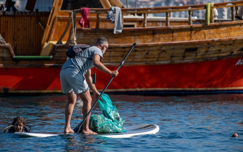 Alanya'da denizde 19 dalgıç 38 kilogram atık topladı
