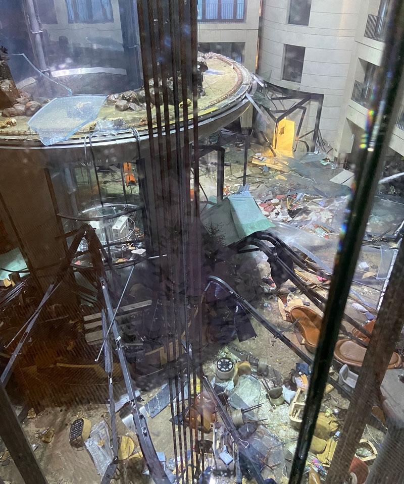 Otelin lobisinde bulunan dünyanın en büyük akvaryumu patladı: 2 yaralı