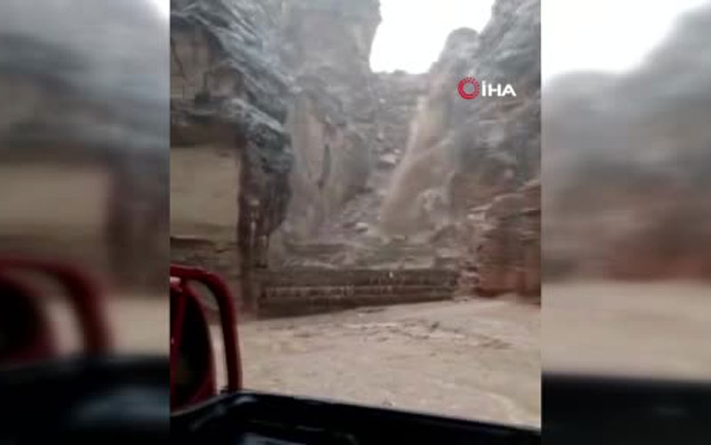 Petra antik kentinde sel: Turistler tahliye edildi