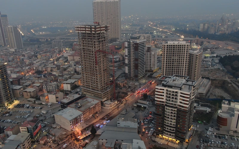 İzmir'de otel inşaatının kule vinci devrildi: 5 ölü, 2 yaralı