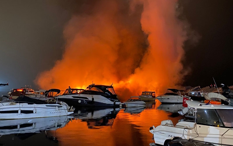 Yat limanında tekneler alev alev yandı