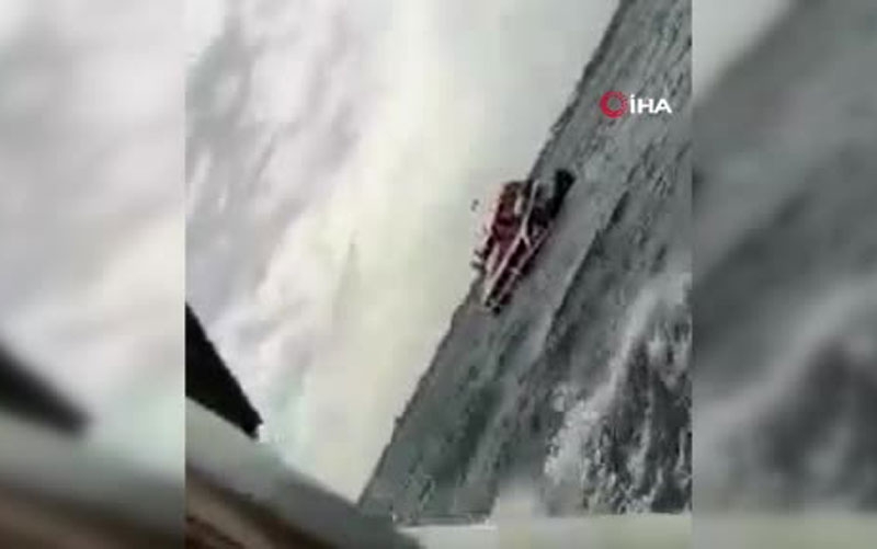 Turist teknesi battı, 34 kişi denize atladı