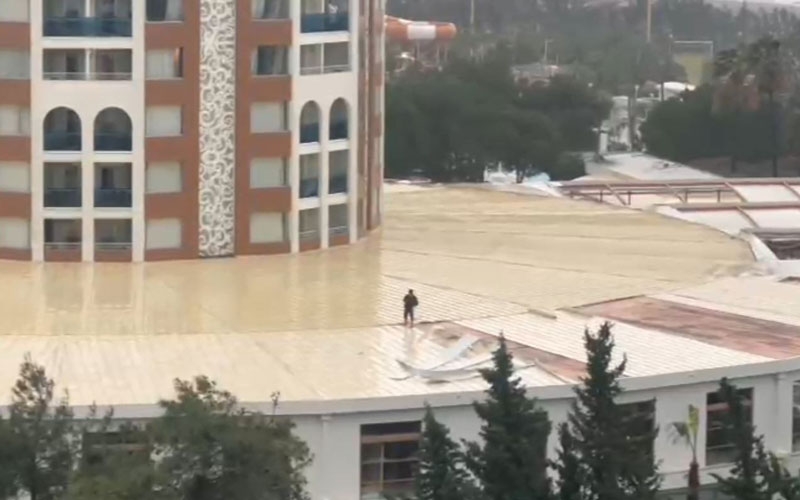 Antalya’da hortum 5 yıldızlı otelin çatı kaplamasını uçurdu