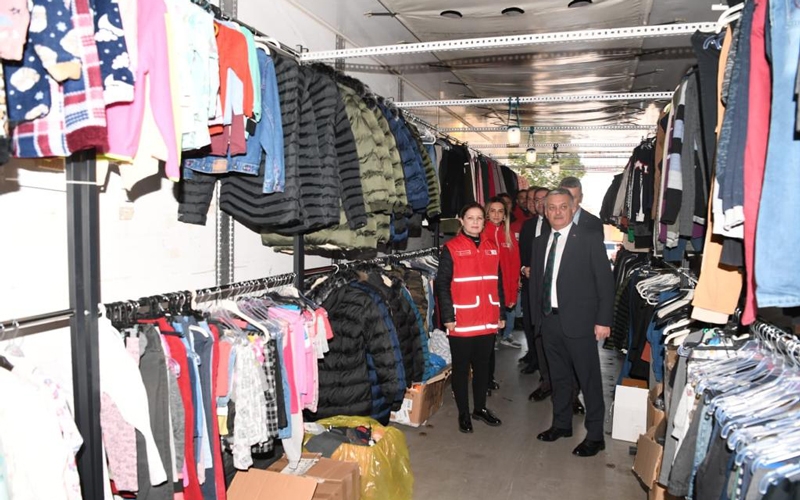 Antalya'da ücretsiz giyim Tırları Depremzedelerin Kaldıkları Otellere Gönderiliyor