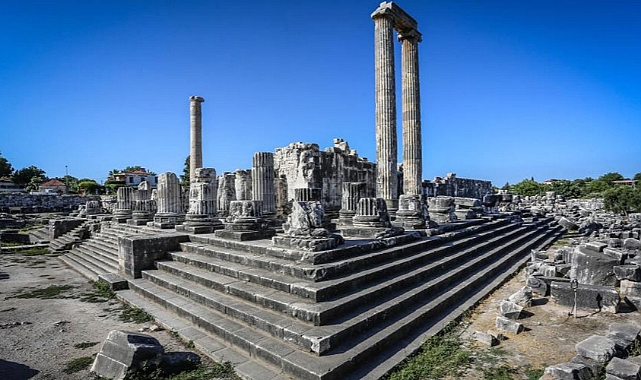 Dünyanın ilk kehanet merkezi Apollon Tapınağı 