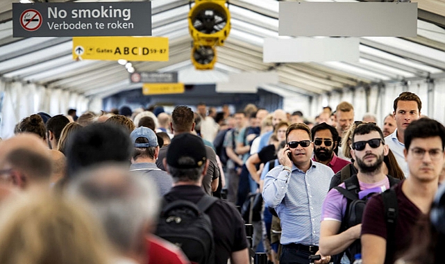 Amsterdam'da havalimanındaki personel eksikliği nedeniyle uçuşlar iptal ediliyor 