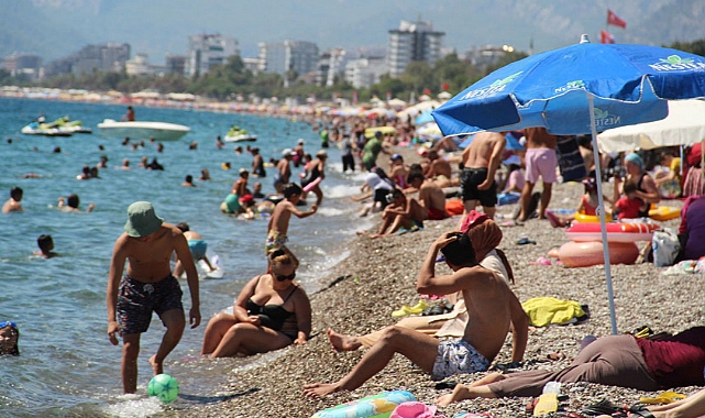 Antalya sahillerinde yoğunluk bitmiyor
