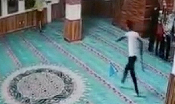 Camiye elinde kazma ve ayakkabıyla giren Rus turist sınır dışı edildi 
