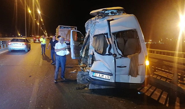 Lastiği patlayan tur minibüsüne kamyon çarptı, 4 turist yaralandı 