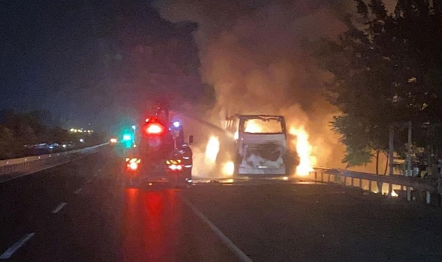 Seyir halindeki tur otobüsü alev alev yandı 