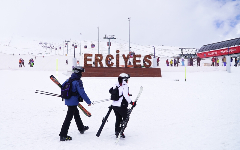 Erciyes'te baharda kayak heyecanı