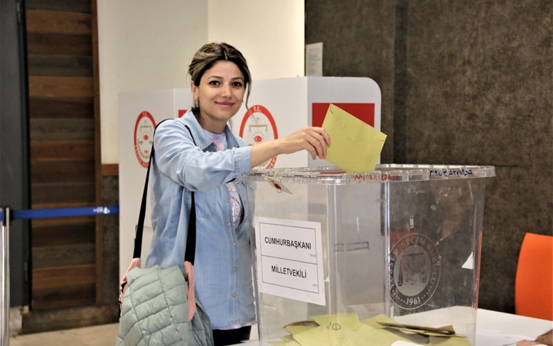 Antalya’da tatilciler oy vermek için havalimanına koştu