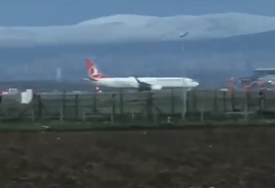 Alkollü yolcu uçakta olay çıkardı, THY uçağı Antalya’ya acil iniş yaptı 