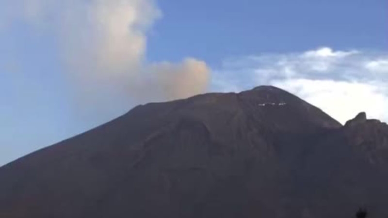 Popocatepetl Yanardağı'ndan kül yağışı: Uçuşlar askıya alındı