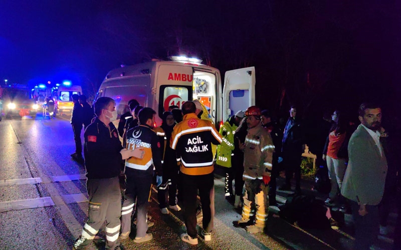 Tur otobüsü kaza yaptı: 3 ölü, 44 yaralı