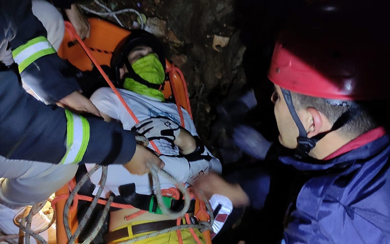 Yamaç paraşütü yapan Rus turist kayalıklara düştü