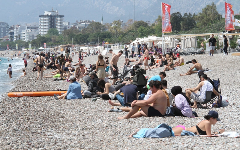 Antalya’da dün savaş alanına dönen sahilde bugün sıcak hava keyfi yaşandı