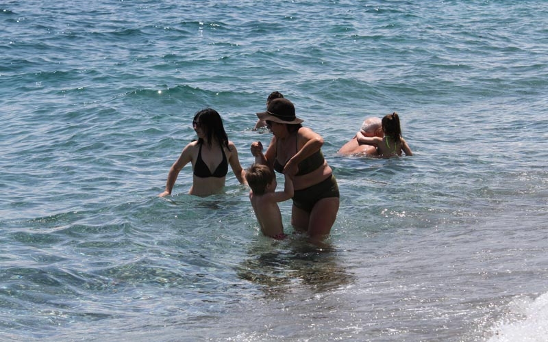 Antalya'da güneşi görenler dünyaca ünü Konyaaltı sahilini doldurdu