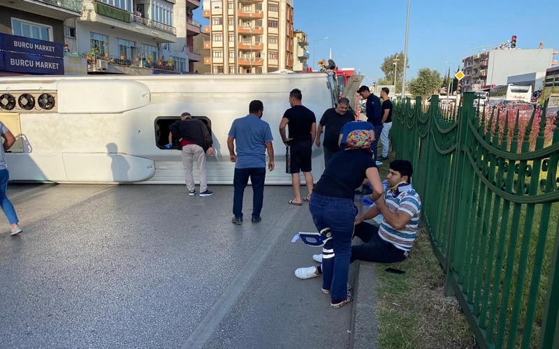 Antalya'da otel personelini taşıyan servis aracı otomobille çarpıştı: 12 otel personeli yaralandı
