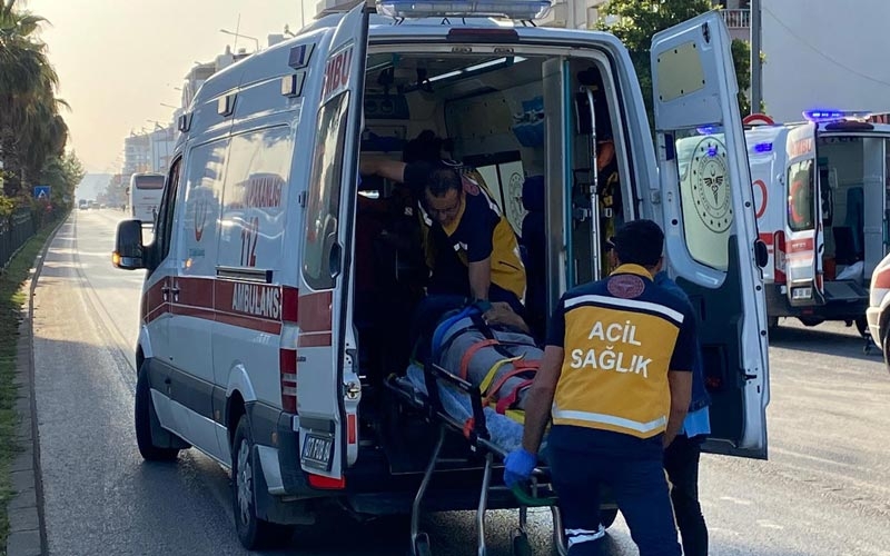 Antalya'da otel personelini taşıyan servis aracı otomobille çarpıştı: 12 otel personeli yaralandı