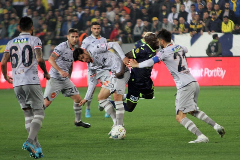 Başakşehir finalde Fenerbahçe'nin rakibi oldu