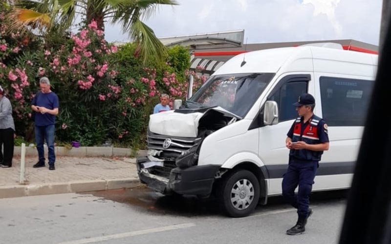 Fren yapan minibüs otoyolu birbirine kattı: 2'si turist 6 yaralı