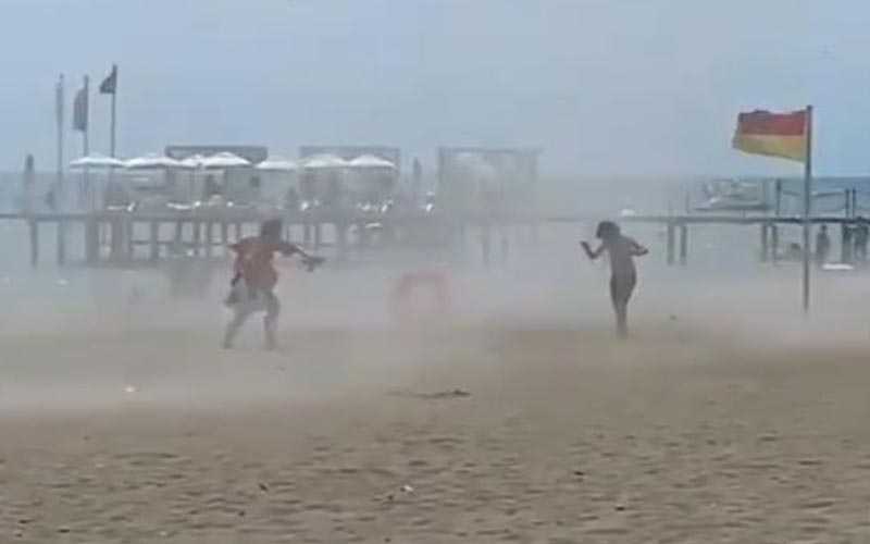 Antalya'da sahilde hortum çıktı, tatilciler neye uğradığını şaşırdı