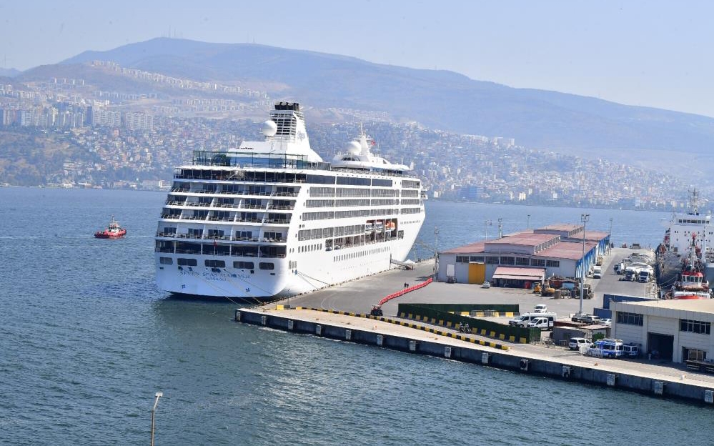 İzmir’e bu yıl 10’uncu kruvaziyer gemisi geldi