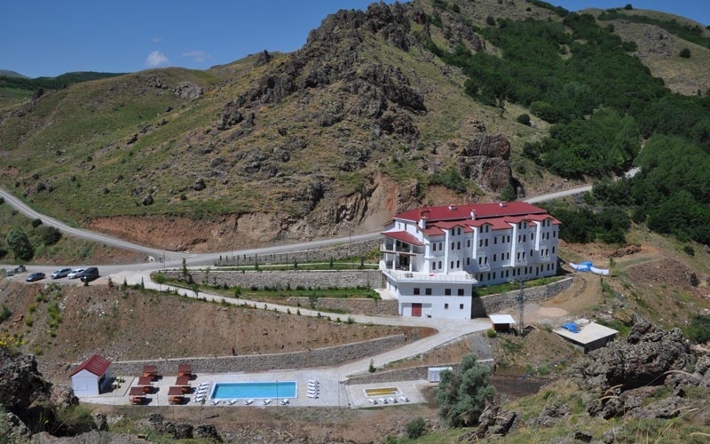  Doğayla iç içe dağ köyüne termal otel yapıldı