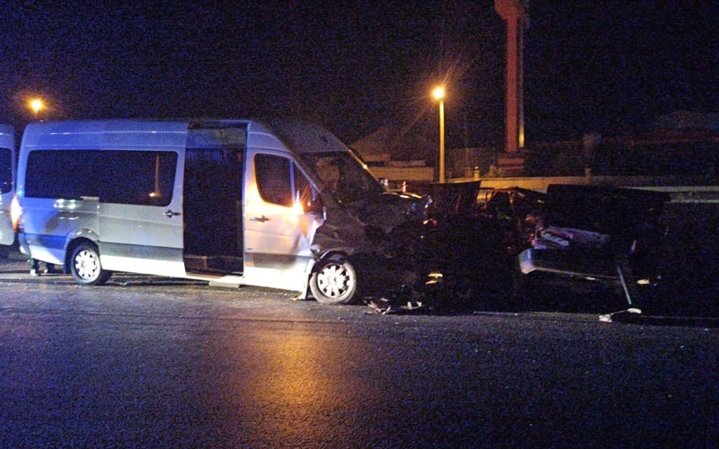 Tur minibüsü otomobille çarpıştı: 1 ölü