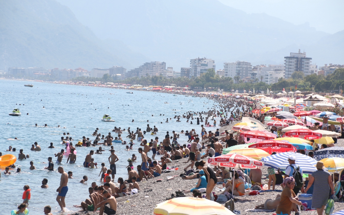 Termometreler 44 dereceyi gösterdi, sıcaktan bunalan kendini Akdeniz’e attı
