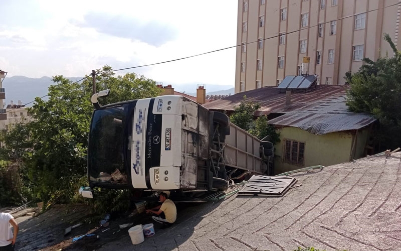 Yokuş çıkarken geri kayan tur otobüsü evin bahçesine devrildi: 30 yaralı