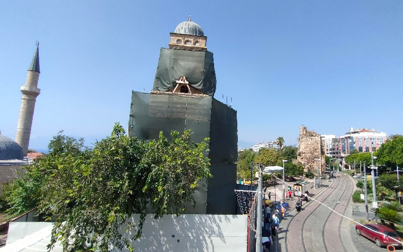 Antalya'nın tarihi Saat Kulesi'nin kaybolan orijinal saatinin yerine ikizi takılacak