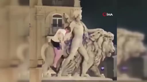Alkollü turist tırmandığı heykelin kolunu kırdı