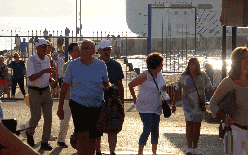 ABD'li turistler kurvaziyerle Alanya'ya geldi