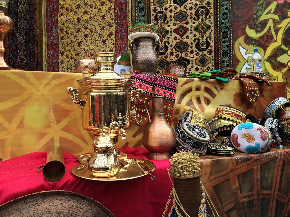 Azerbaycan'ın geleneksel hediyeliklerine turist ilgisi artıyor