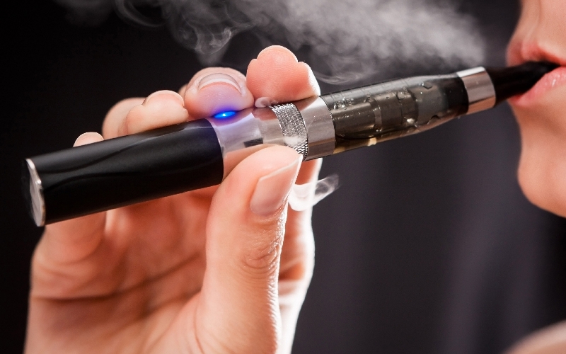  E-sigara çılgınlığına dikkat: “Zararsız sanılıyor, pıhtılaşma sorunlarını artırıyor