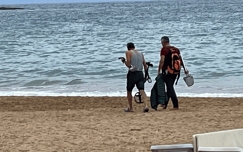 Turistlerin çekildiği plaj define avcılarına kaldı