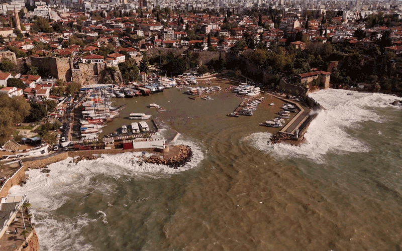 Antalya'da 1'i tur, 3 tekne battı